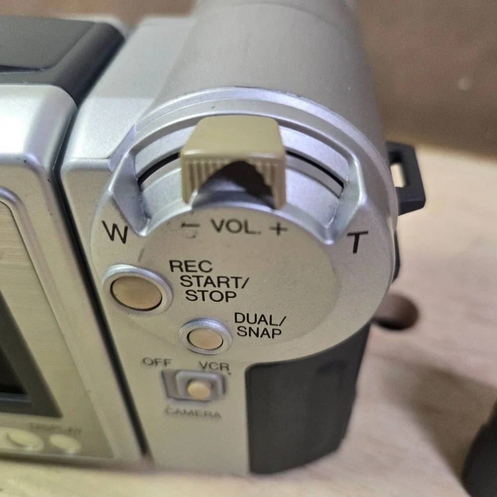 Sharp VL-AH150U Hi-8 Analog Camcorder ViewCam Cassette Video Camera w 1 battery
